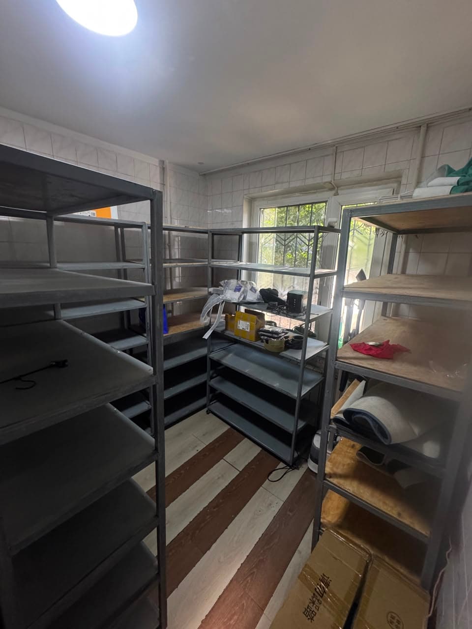 3 ком, 104 серия, 59.6 м2, этаж 1/5, Сост: Евроремонт